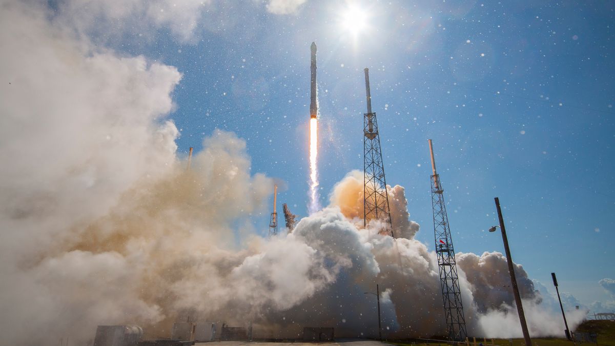 Start rakiety Falcon 9 (źródło: SpaceX)