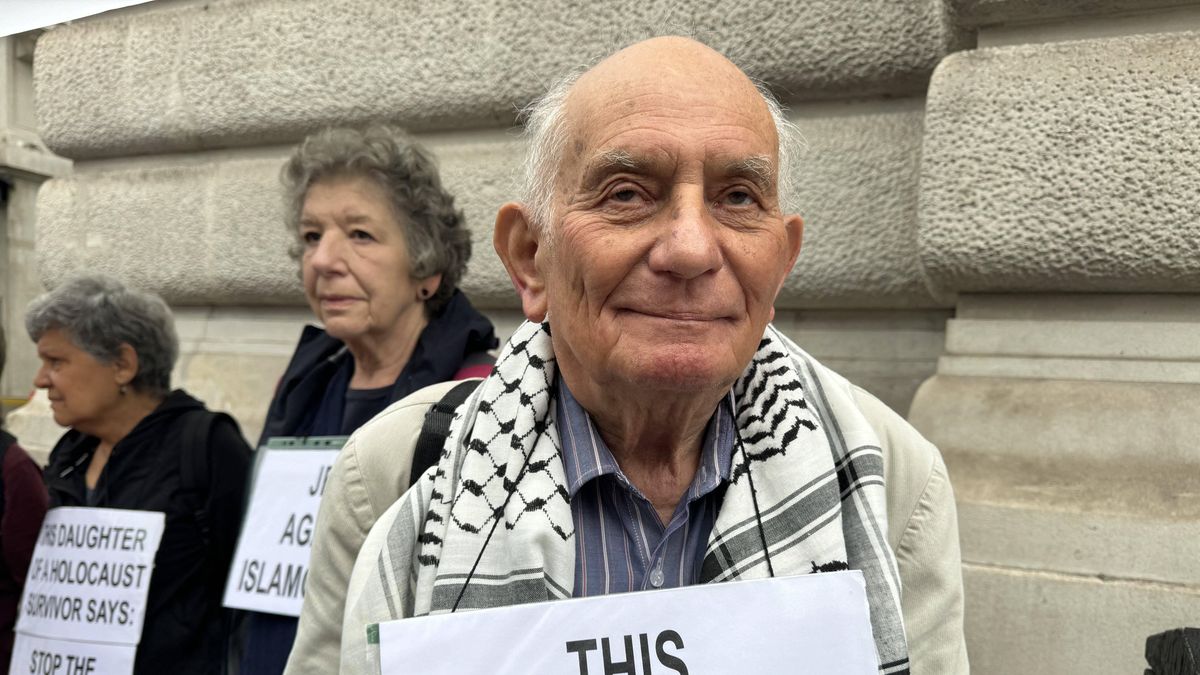 Holocaust survivor and his family decry Israeli killing of Turkish-American activist
LONDON, UNITED KINGDOM - SEPTEMBER 07: Stephen Kapos, a 87-year-old Holocaust survivor, speaks to AA during a protest in London, United Kingdom, against the killing of Turkish American activist Aysenur Ezgi Eygi in the West Bank, on September 07, 2024. Burak Bir / Anadolu/ABACAPRESS.COM 
Dostawca: PAP/Abaca
AA/ABACA
Aysenur Ezgi Eygi, Andrea Kapos, Gaza, Holocaust, Israel, London, Palestine, Peter Kapos, Stephen Kapos, UK, West Bank