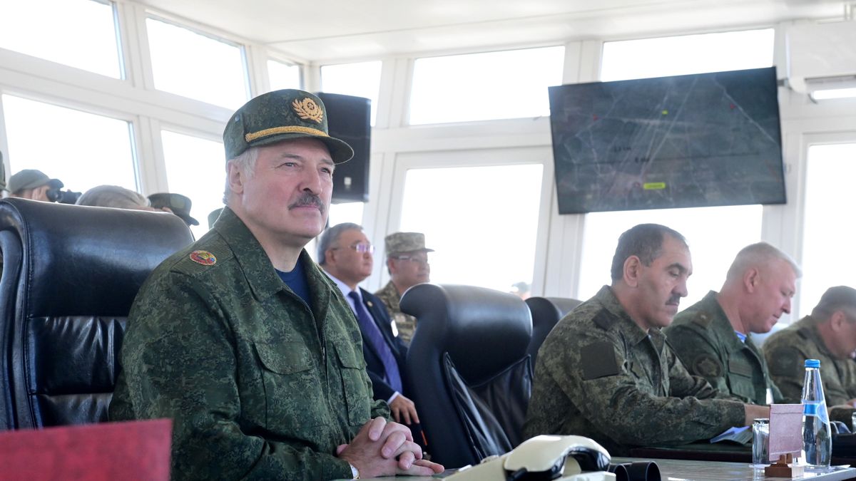 MINSK, BELARUS - SEPTEMBER 12: (----EDITORIAL USE ONLY â MANDATORY CREDIT - "BELARUS PRESIDENCY PRESS OFFOCE/ HANDOUT" - NO MARKETING NO ADVERTISING CAMPAIGNS - DISTRIBUTED AS A SERVICE TO CLIENTS----) President of Belarus, Alexander Lukashenko watches the Zapad-2021 military exercise at Obuz-Lesnovsky range in Minsk, Belarus on September 12, 2021. (Photo by Belarus Presidency Press Office / Handout/Anadolu Agency via Getty Images)