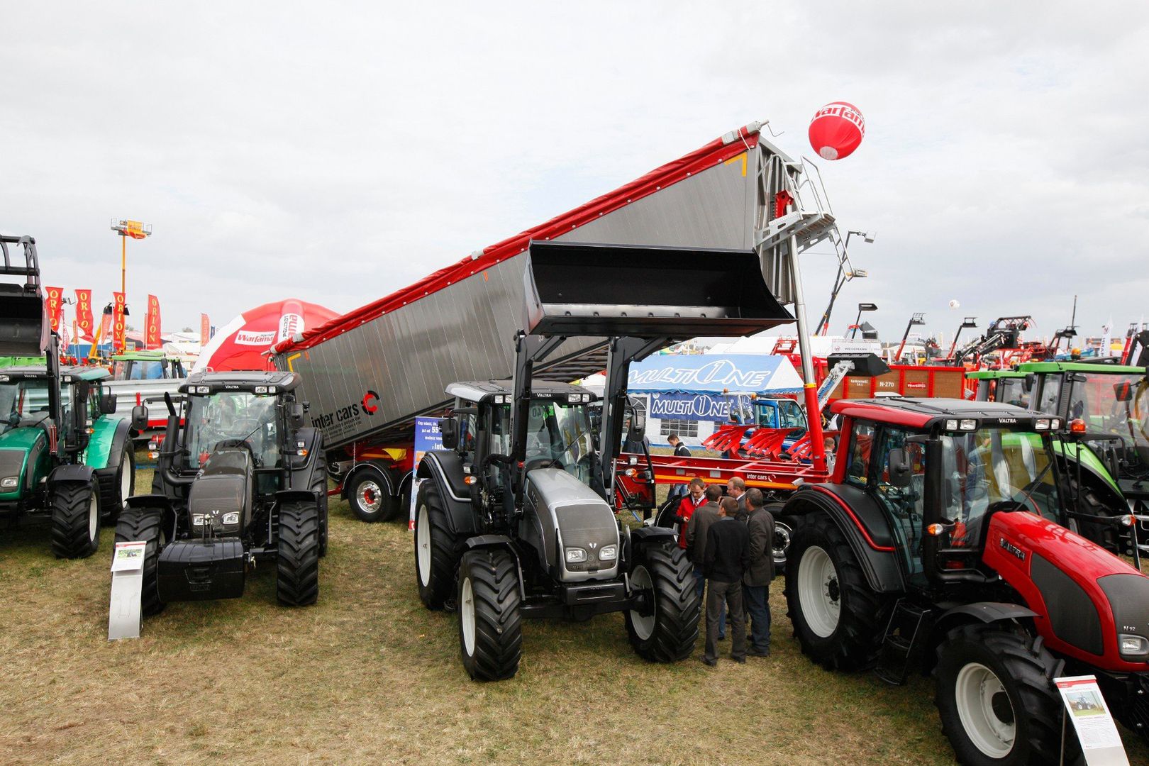 Chodzi o dilerów maszyn rolniczych, m. in ciągników i kombajnów marek: Valtra, Fendt oraz Massey Ferguson, a także części zamiennych maszyn Valtra i Fendt 
