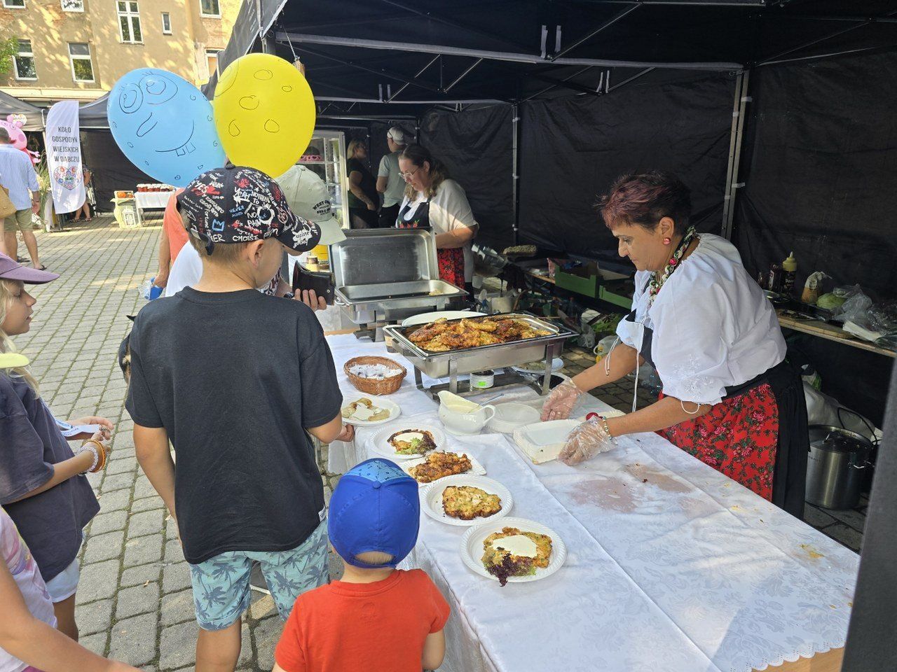 Niedzielny piknik "Leszczyńskie smaki" przyciągnął do Parku Satyryków w Lesznie sporą grupę mieszkańców