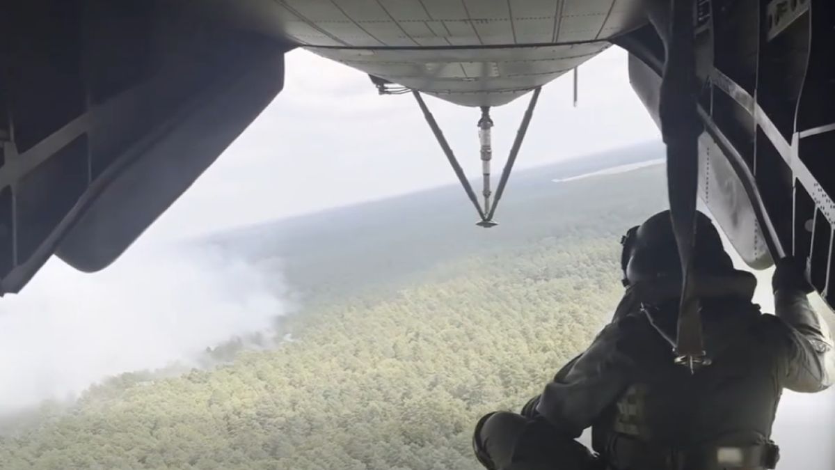 Załogi dwóch CH-53 wspierają w walce z pożarami lasów 
