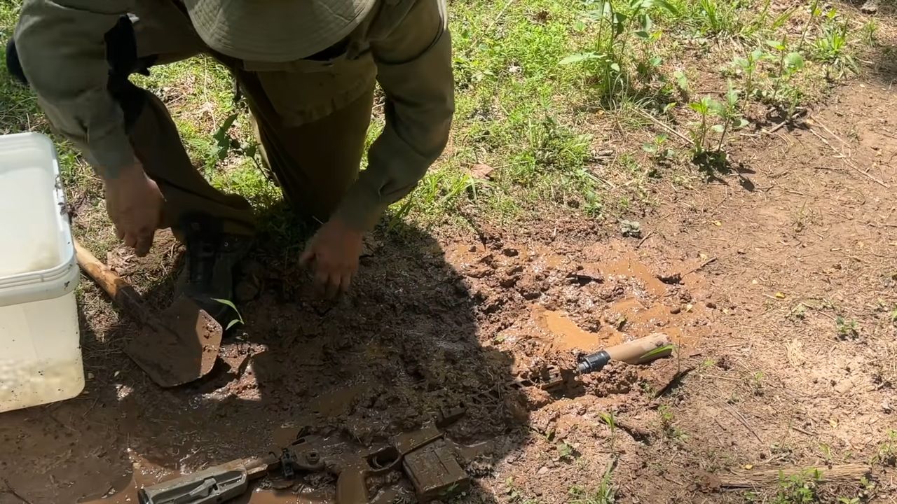 Nowy karabinek US Army vs błoto.