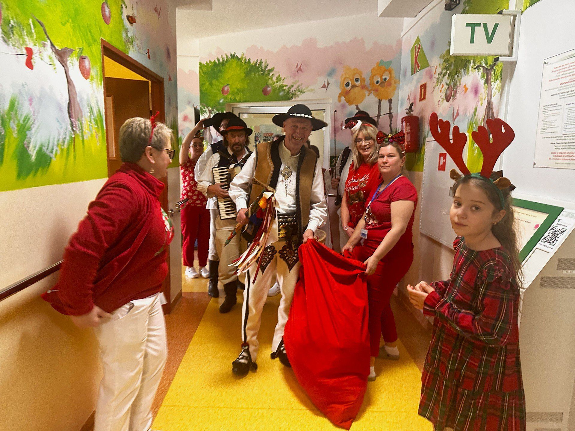 Mikołajki w szpitalu z OSP Brunary