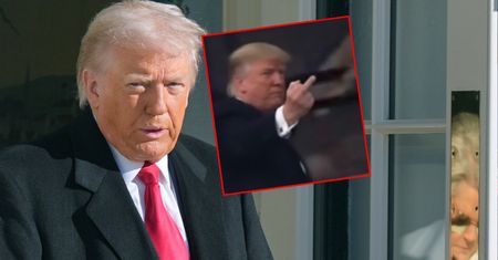 Wulgarny gest Trumpa. Pokazał środkowy palec