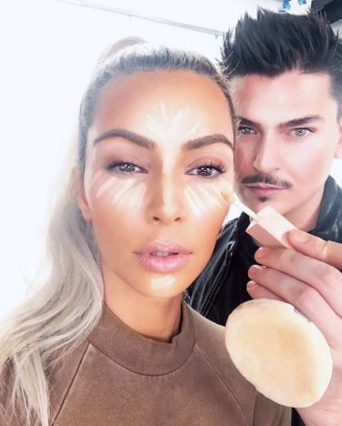 Kim Kardashian ze swoim makijażystą