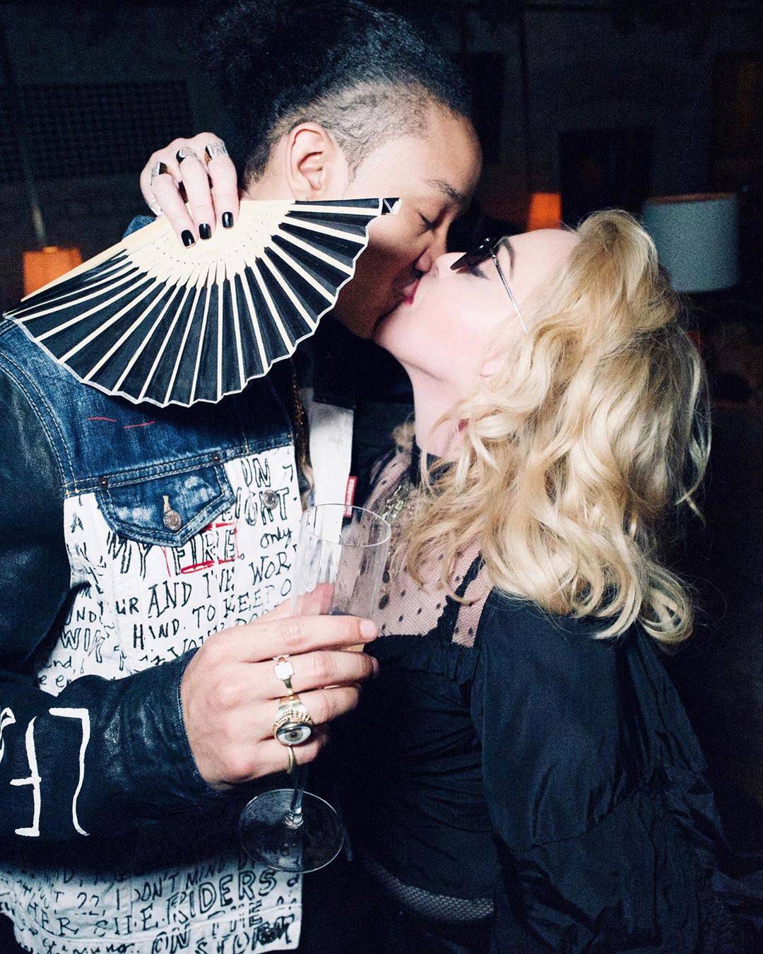 Madonna całuje swojego chłopaka, Instagram