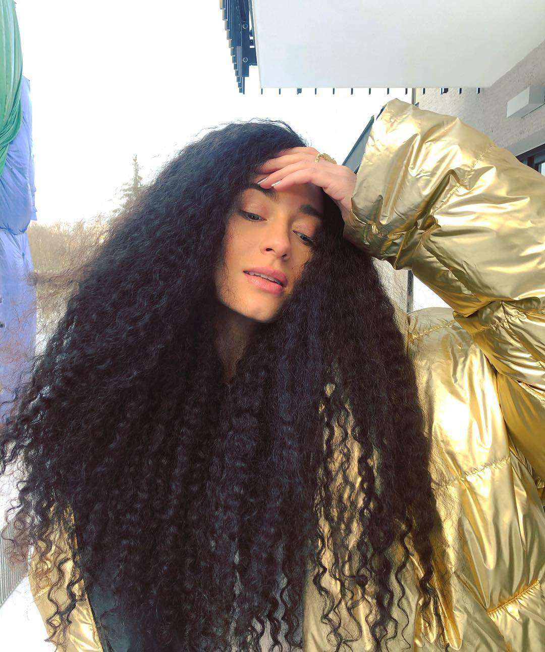 Marcelina Zawadzka w czarnych włosach afro wygląda jak Michał Szpak