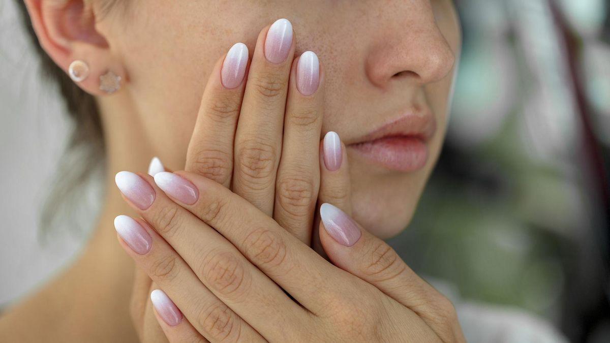 Proces nakładania paznokci żelowych jest dosyć skomplikowany i wymaga wprawy