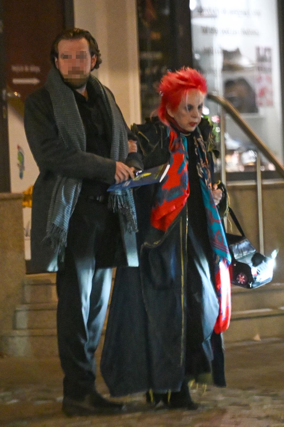 Krystyna Mazurówna kręci się po mieście z młodzieńcem u boku