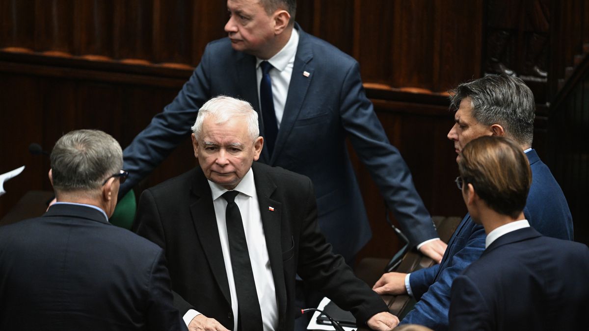 Warszawa, 17.10.2025. Prezes PiS Jarosław Kaczyński (2L) i przewodniczący KP PiS Mariusz Błaszczak (3L) na sali plenarnej Sejmu, 17 bm. W ostatnim dniu posiedzenia zaplanowano blok głosowań nad szeregiem projektów ustaw, którymi zajmowali się posłowie. Ponadto odbędzie się pierwsze czytanie prezydenckiego projektu nowelizacji ustawy o pomocy obywatelom Ukrainy w związku z konfliktem zbrojnym na terytorium tego państwa. (sko) PAP/Radek Pietruszka