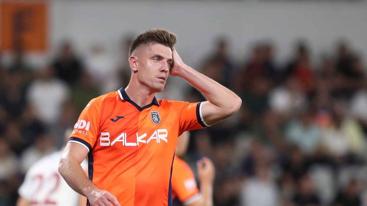 ISTANBUL, TURKEY - SEPTEMBER 23: Krzysztof Piatek of Istanbul Basaksehir looks dejected during the Turkish Super League match between Istanbulspor and Galatasaray at Basaksehir Fatih Terim Stadyumu on September 23, 2023 in Istanbul, Turkey. (Photo by Ahmad Mora/DeFodi Images via Getty Images)