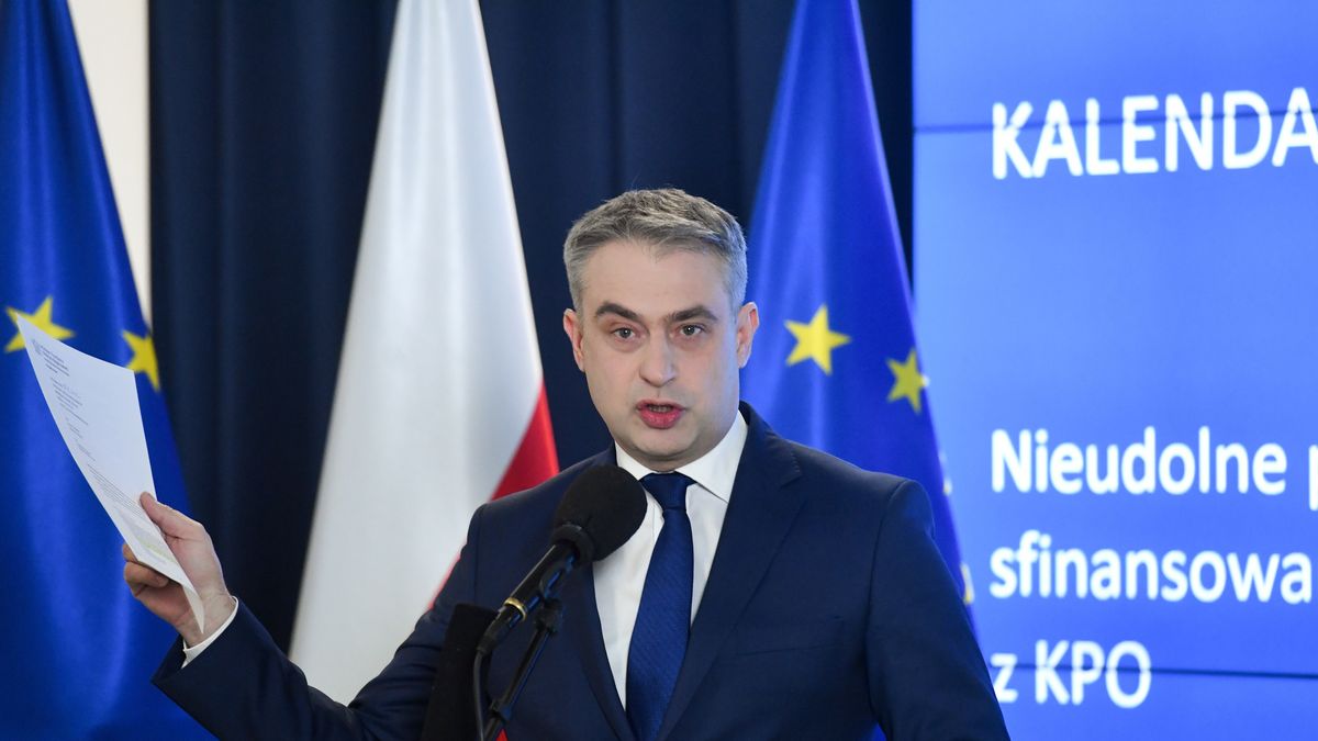 Warszawa, 08.02.2024. Minister cyfryzacji Krzysztof Gawkowski na konferencji prasowej nt. programu "Laptop dla ucznia", 8 bm. w siedzibie Ministerstwa Cyfryzacji w Warszawie. (mr) PAP/Piotr Nowak