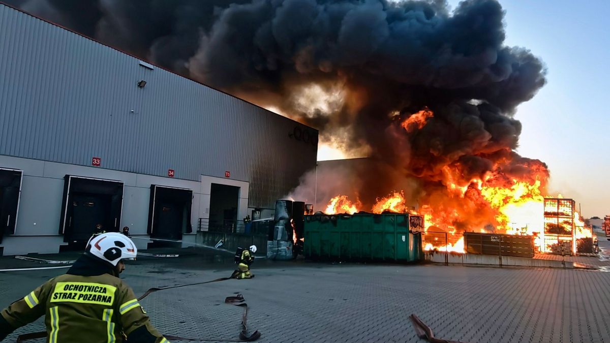 Pożar na terenie zakładu przetwarzania odpadów w Tychach