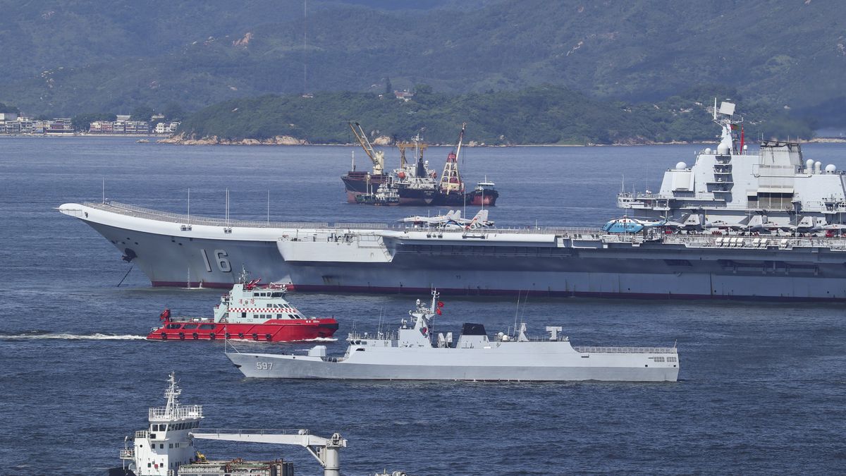 Chiński lotniskowiec Liaoning i fregata rakietowa Qinzhou