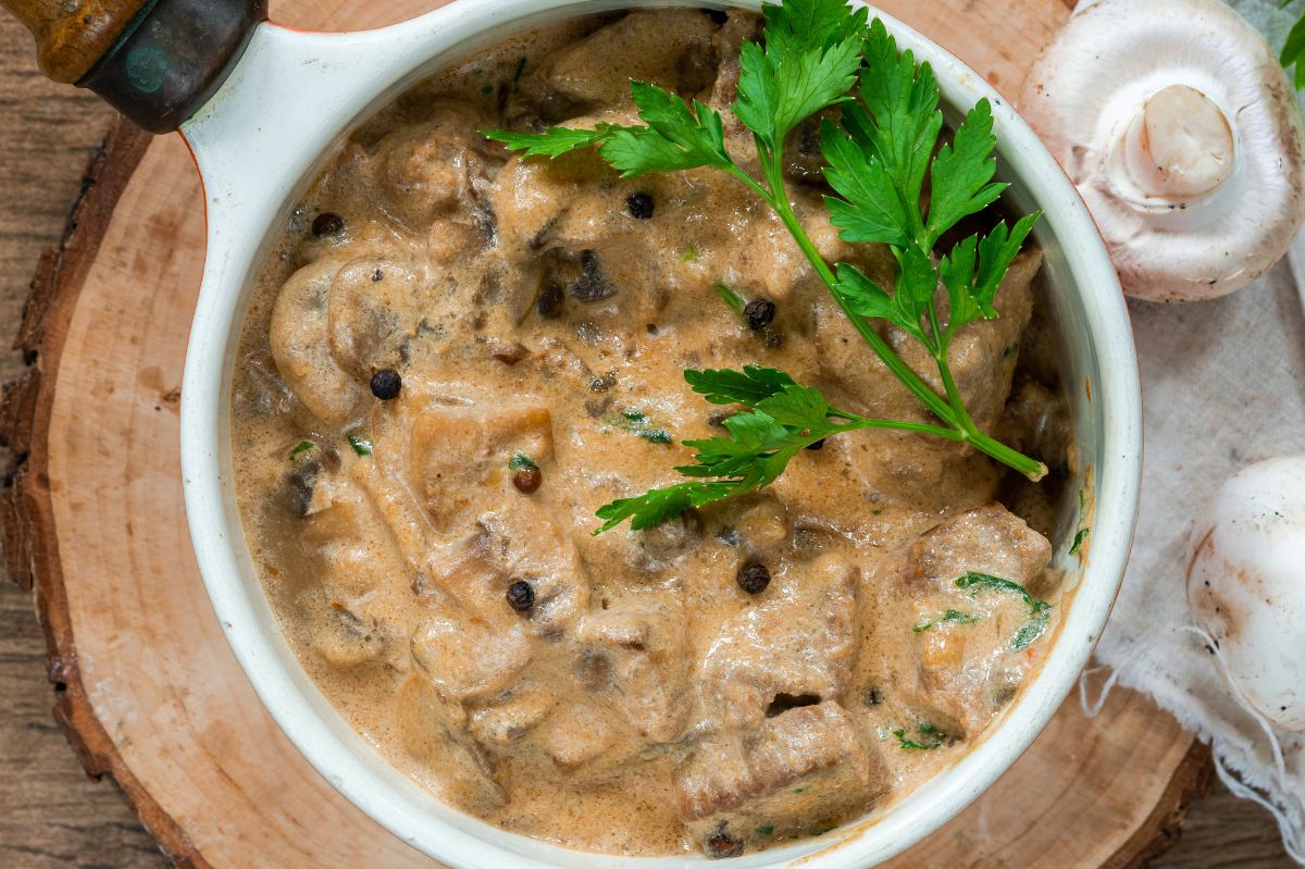 Gołąbki bez zawijania w sosie grzybowym