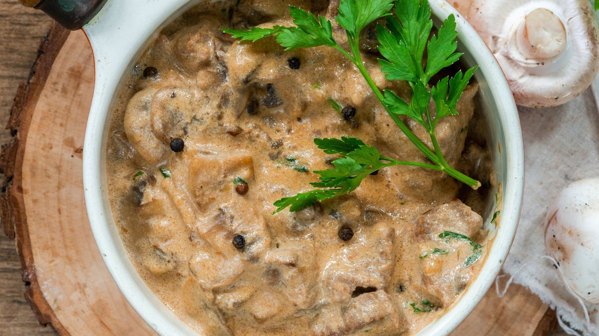 Gołąbki bez zawijania w sosie grzybowym