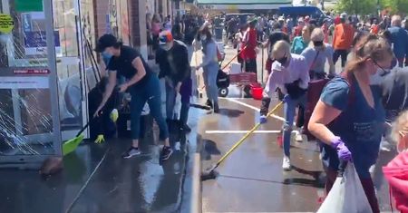 Minneapolis. Wolontariusze sprzątają ulice po zamieszkach