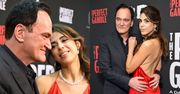Quentin Tarantino flirtuje z żoną na ściance. Młodsza o 20 lat ukochana reżysera postawiła na odważną kreację