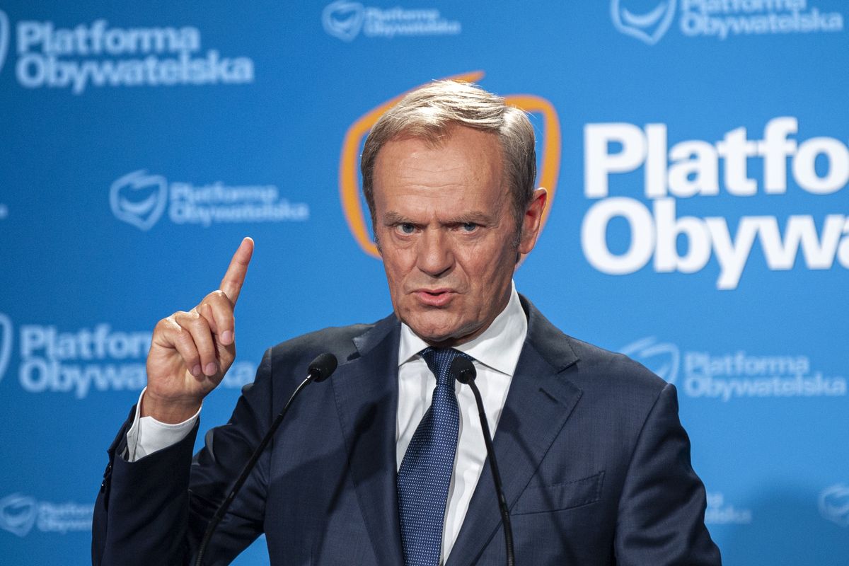 Sprawa respiratorów umorzona. Tusk: "Plucie ludziom w twarz"
