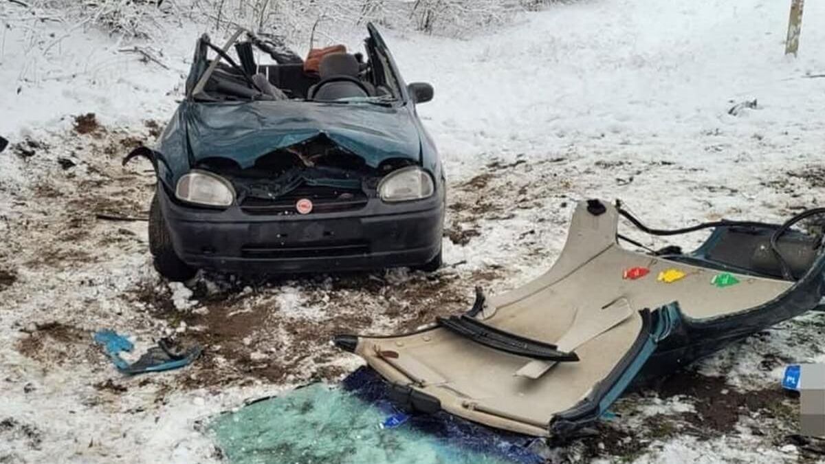 Opel po wypadku na drodze wojewódzkiej nr 813