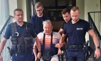 Policjanci pomogli mężczyźnie z niepełnosprawnością dostać się do lokalu wyborczego