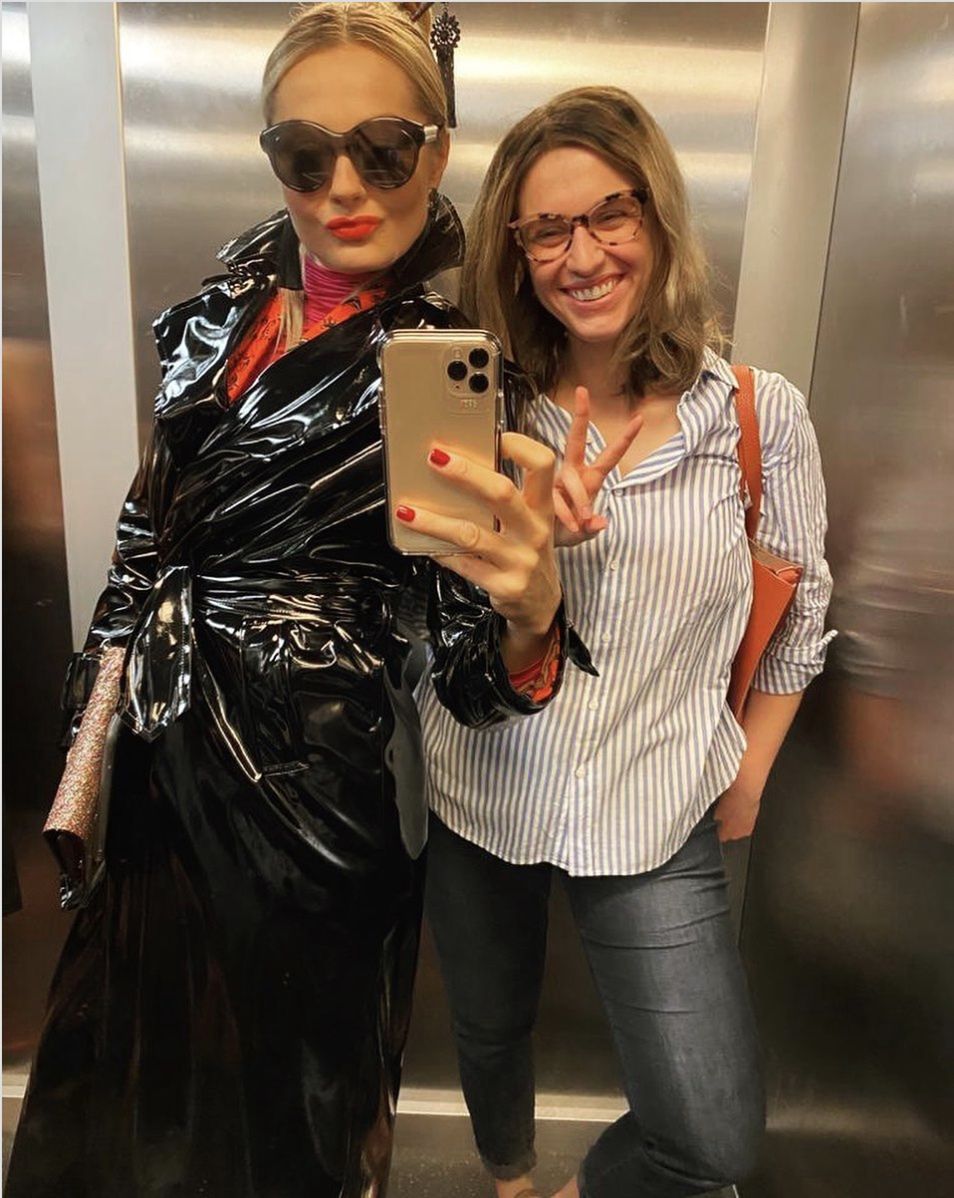 Małgorzata Socha i Julia Kamińska pozują na planie "Brzyduli"