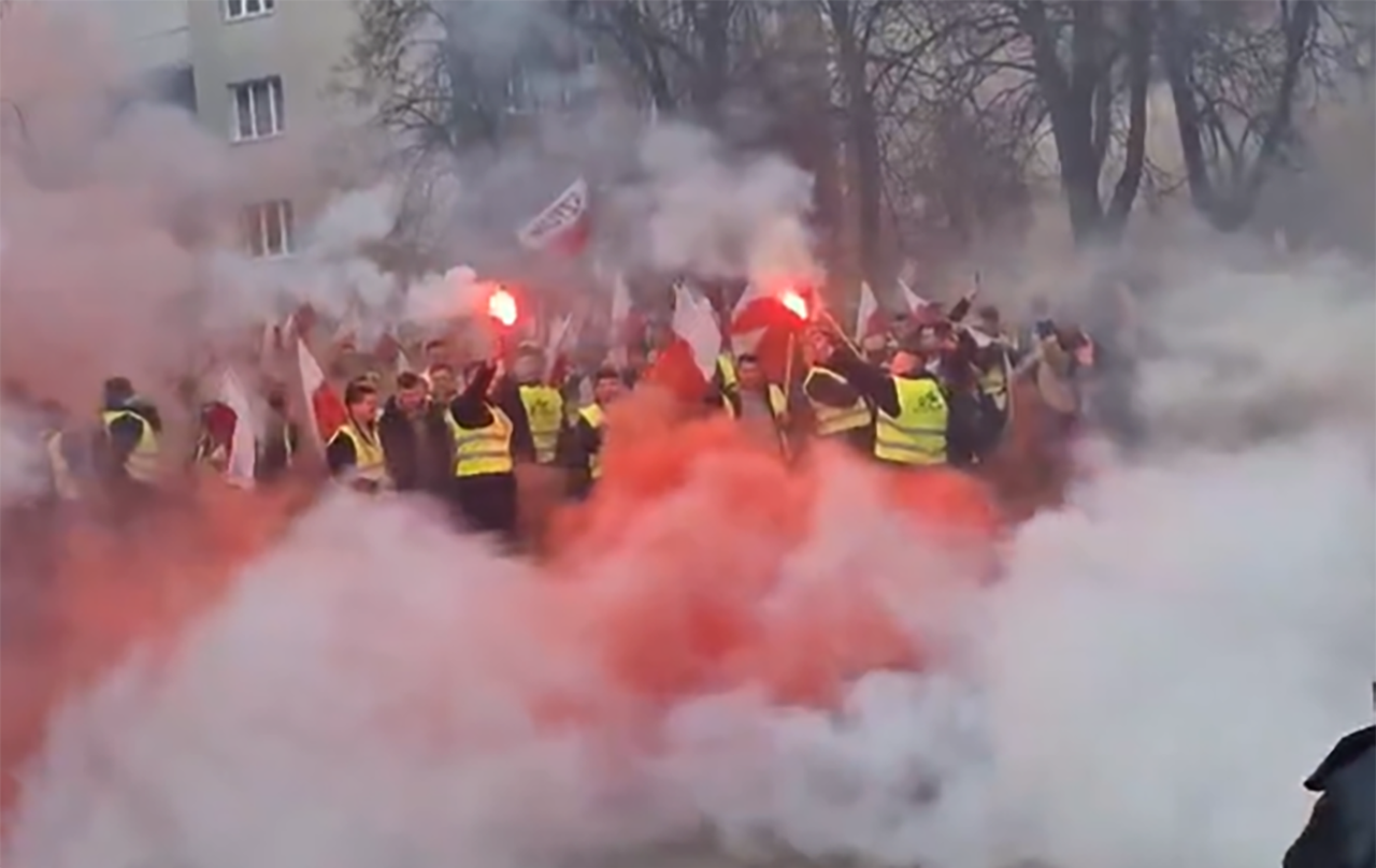 Rolnik błagalnym głosem. "Przyjedźcie"