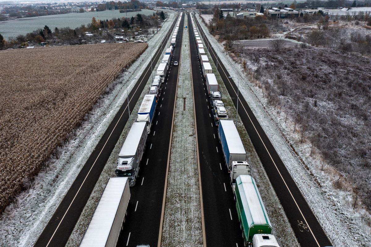 Kolejka ciężarówek na obwodnicy Przemyśla,  w której kierowcy oczekują na przekroczenie polsko-ukraińskiego przejścia granicznego w Medyce