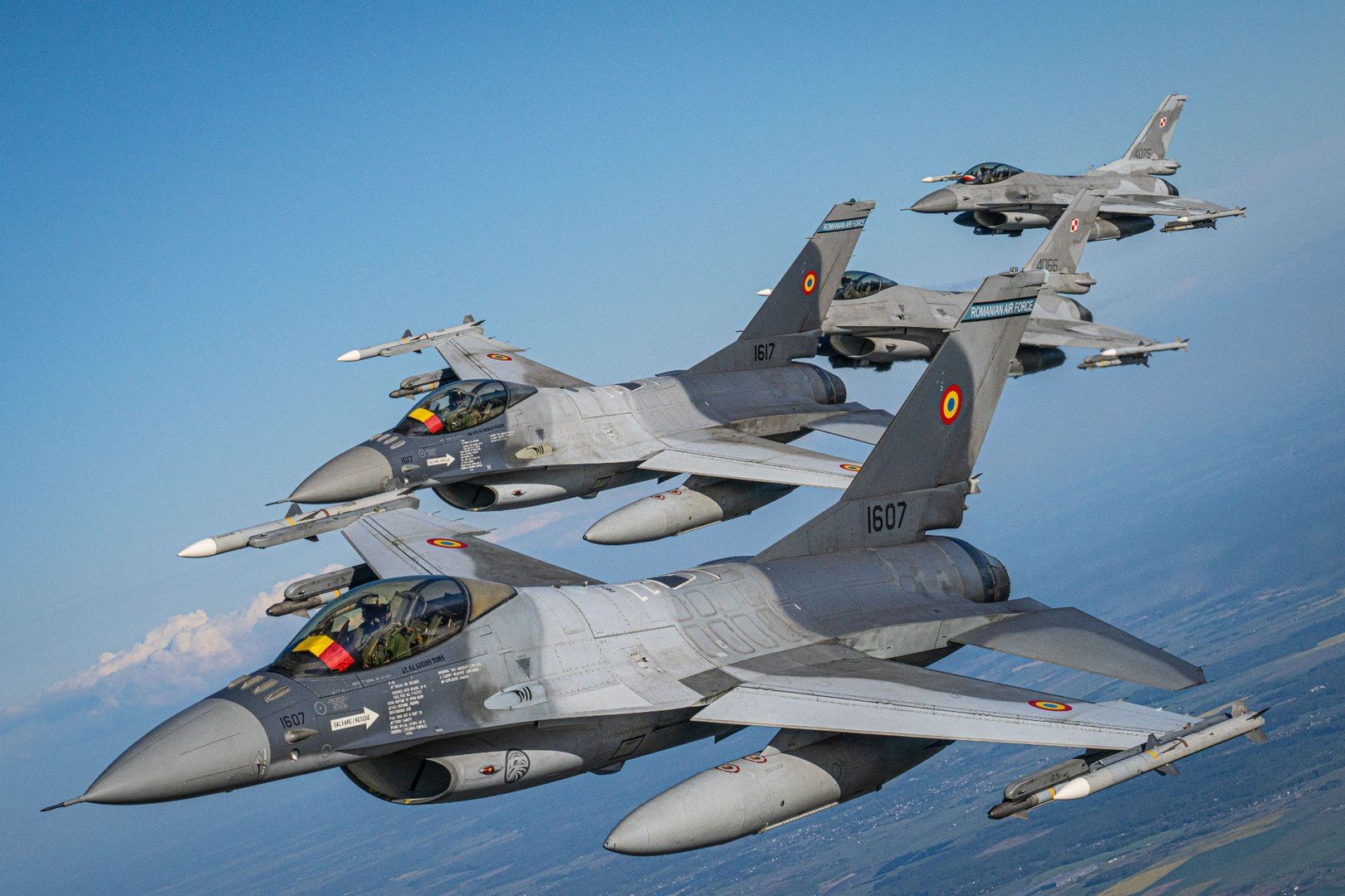 Polskie i sojusznicze samoloty wielozadaniowe F16 biorące udział w natowskiej misji Baltic Air Policing.