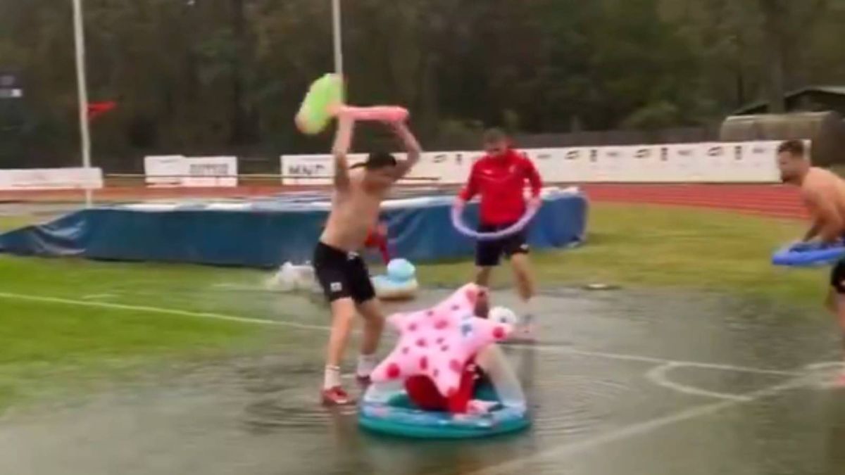 Czescy piłkarze nie przejmują się powodzią. Tak się bawią w desz