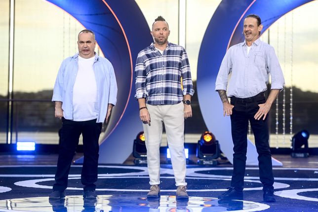 Kabaret Ani Mru-Mru w składzie (od lewej): Waldemar Wilkołek, Marcin Wójcik i Michał Wójcik na 23. Mazurskiej Nocy Kabaretowej w lipcu 2022 r.