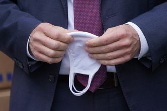 Maseczki niedługo przestaną być obowiązkowe. Hurtowniom pozostały dziesiątki tysięcy niesprzedanych sztuk