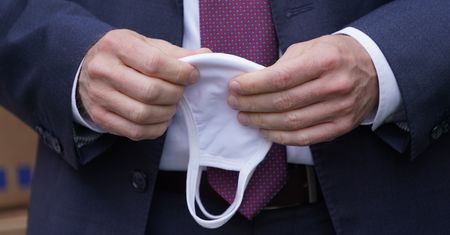 Maseczki niedługo przestaną być obowiązkowe. Hurtowniom pozostały dziesiątki tysięcy niesprzedanych sztuk