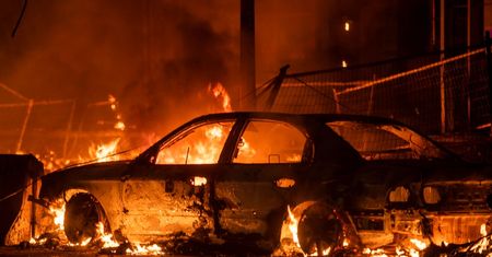 USA. W Minneapolis trwają zamieszki po tym, jak George Floyd zginął, przyciśnięty kolanem przez policjanta