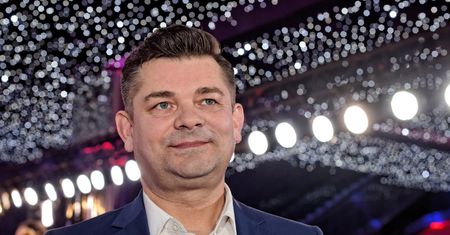 Broni Zenka Martyniuka w książce do polskiego. "Nie rozumiecie tej ironii"
