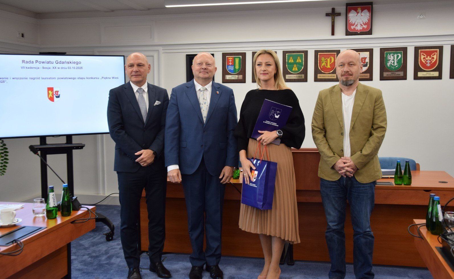 Ząbsko Górne w gminie Przywidz zdobyło III miejsce. Nagrodę odebrał Mirela Deyr-Kryszewska z Rady Sołeckiej