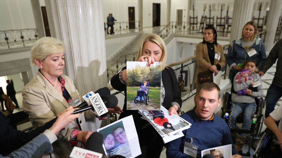 Warszawa, 06.03.2023. Jedna z inicjatorek projektu, posłanka Koalicji Obywatelskiej Iwona Hartwich (C) podczas konferencji prasowej z osobami niepełnosprawnymi oraz ich opiekunami na korytarzu Sejmu w Warszawie, 6 bm. Tematem spotkania był obywatelski projekt ustawy o podwyższeniu wysokości renty socjalnej dla osób z niepełnosprawnościami do wysokości minimalnego wynagrodzenia. (amb) PAP/Rafał Guz