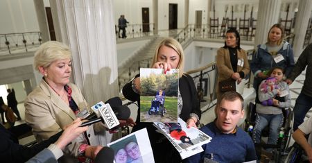 Władza sama sobie bije brawo. W Sejmie "nocna kontrola pirotechniczna i próba zmęczenia"
