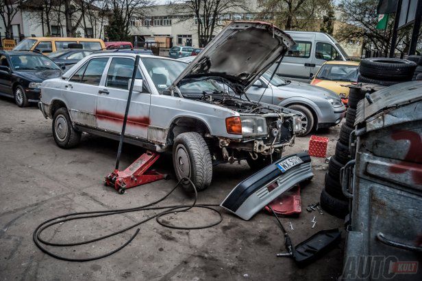 Jazda youngtimerem - cz.11: rozbiórka mercedesa 190E W201 do lakierowania