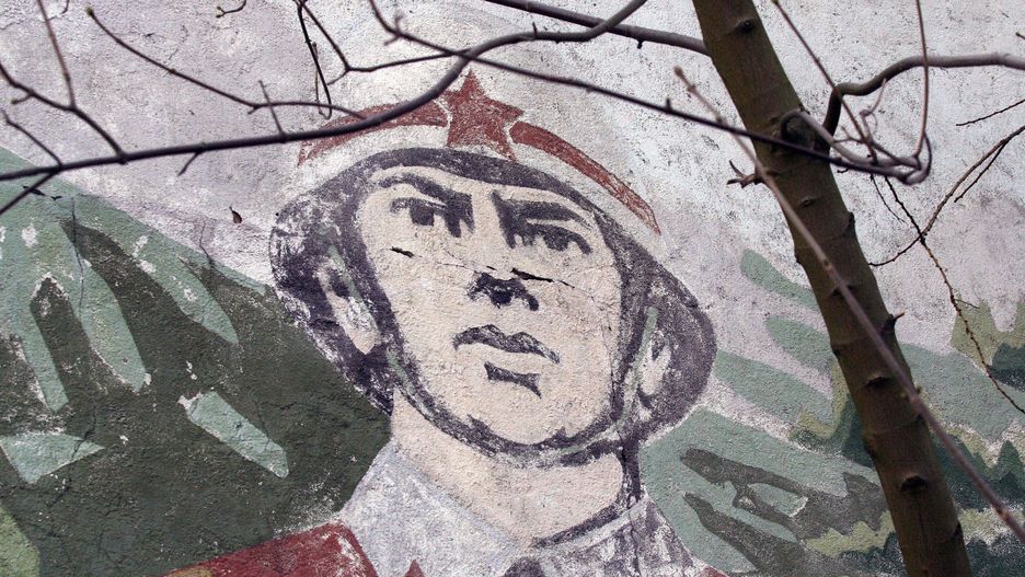 Akcja powieści, która zostanie przeniesiona na deski wrocławskiego teatru, rozgrywa się w Rumunii w czasach reżimu stalinowskiego. To dramatyczne studium niszczenia człowieka przez system totalitarny. Na fotografii radziecki żołnierz na muralu w Legnicy - zdjęcie ilustracyjne