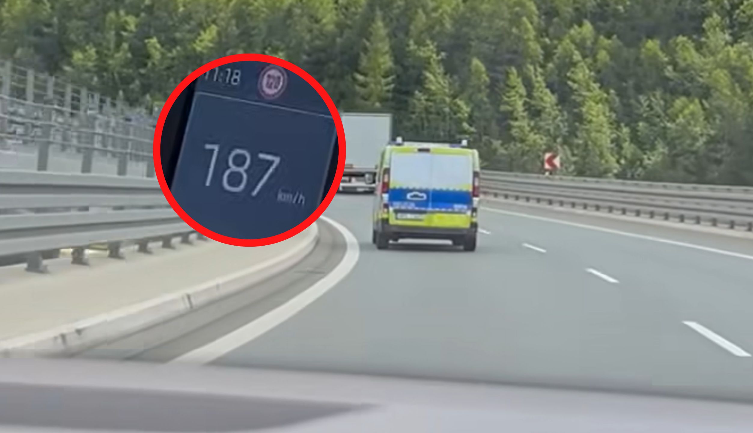 Rozpędzony radiowóz nagrany na Zakopiance.