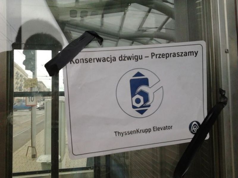 Opóźniona wymiana wind w metrze. "Firma nie wywiązała się ze swojego zadania"