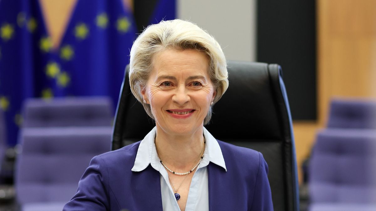 European Commission President Ursula von der Leyen looks on at the start of the European Commission weekly college meeting in Brussels, Belgium, 20 June 2023. The European Commission will present its European Economic Security Strategy and the long-term EU budget. EPA/OLIVIER HOSLET Dostawca: PAP/EPA.