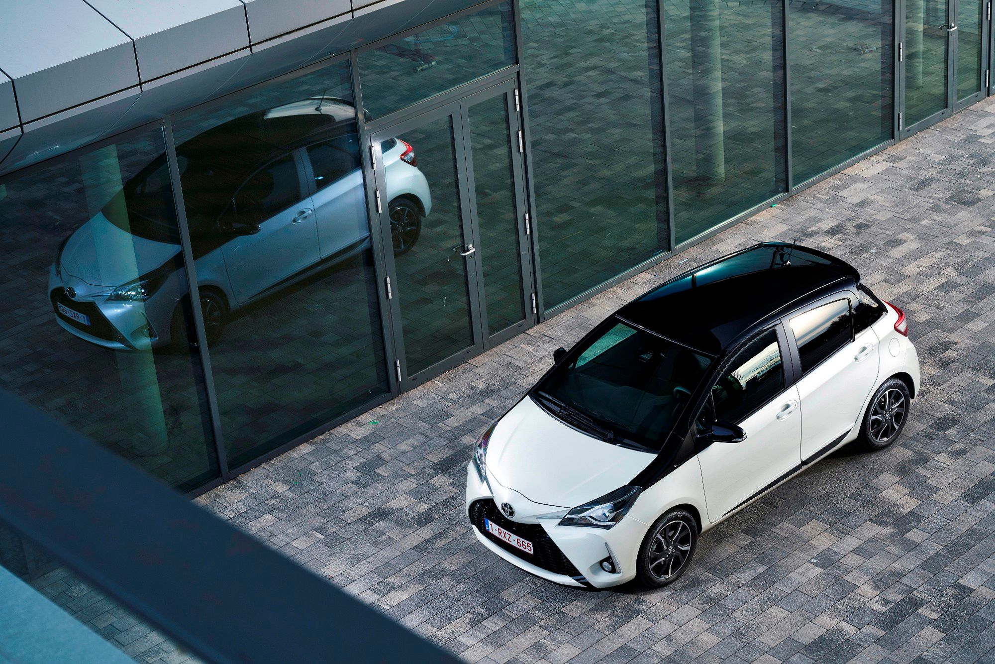 Jeszcze w 2019 roku zadebiutuje nowy Yaris. Warto więc... poczekać na atrakcyjne oferty wyprzedaży w 2020 roku i skusić się na najtańszą hybrydę na rynku.