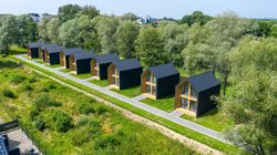 Nielegalne domki covidowe w Mechelinkach wciąż stoją. Czy są jeszcze potrzebne?