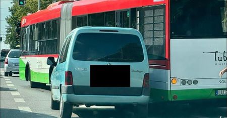 Zderzenie autobusu komunikacji miejskiej z citroenem przy przystanku. Kto winny? To muszą ustalić policjanci