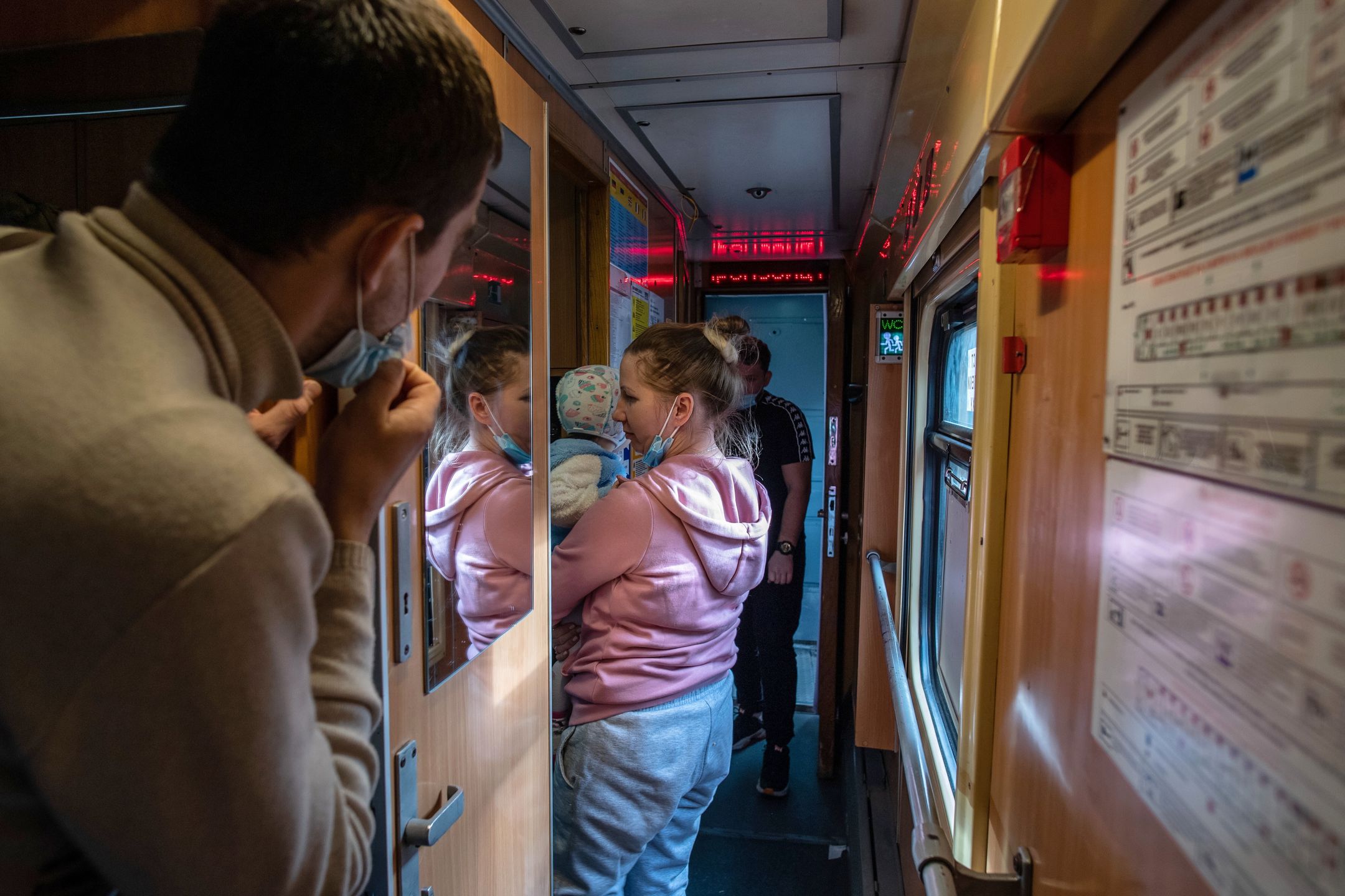 Dorohusk, 25.02.2022. Pierwszy po wybuchu wojny na Ukrainie pociąg z Kijowa do Warszawy, na kolejowym przejściu granicznym w Dorohusku, 25 bm. Trwa inwazja wojsk rosyjskich na Ukrainę. (wj/amb) PAP/Wojtek Jargiło