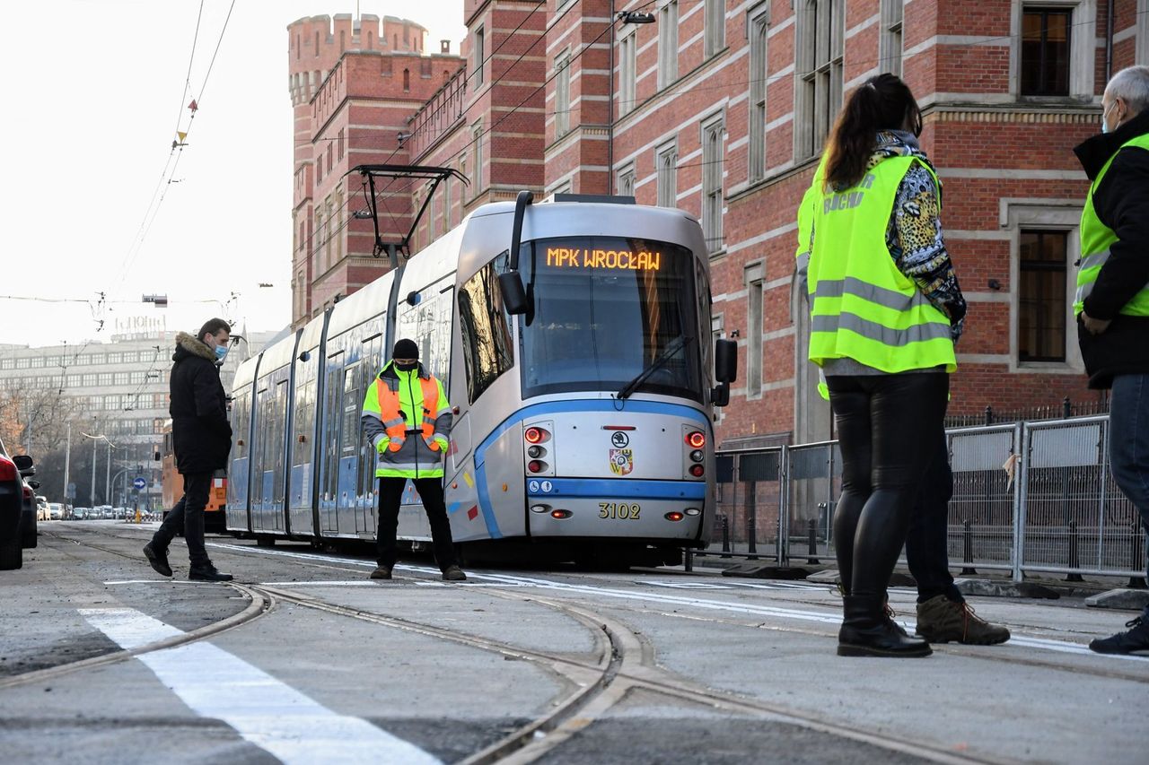 Wrocław. Tramwaje wracają na skrzyżowanie Podwala z Krupniczą i Sądową. Przejazd próbny udany 