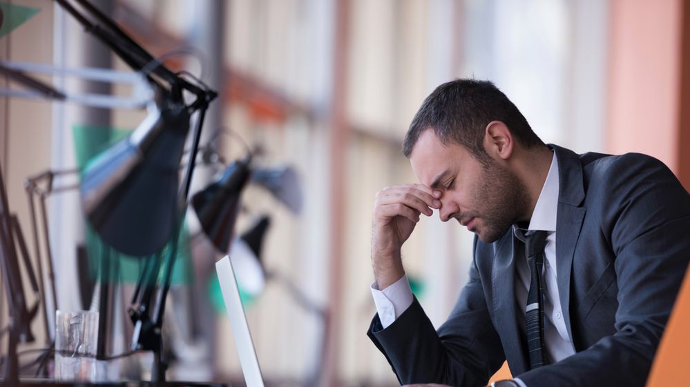 Sfrustrowany młody biznesmen z depositphotos